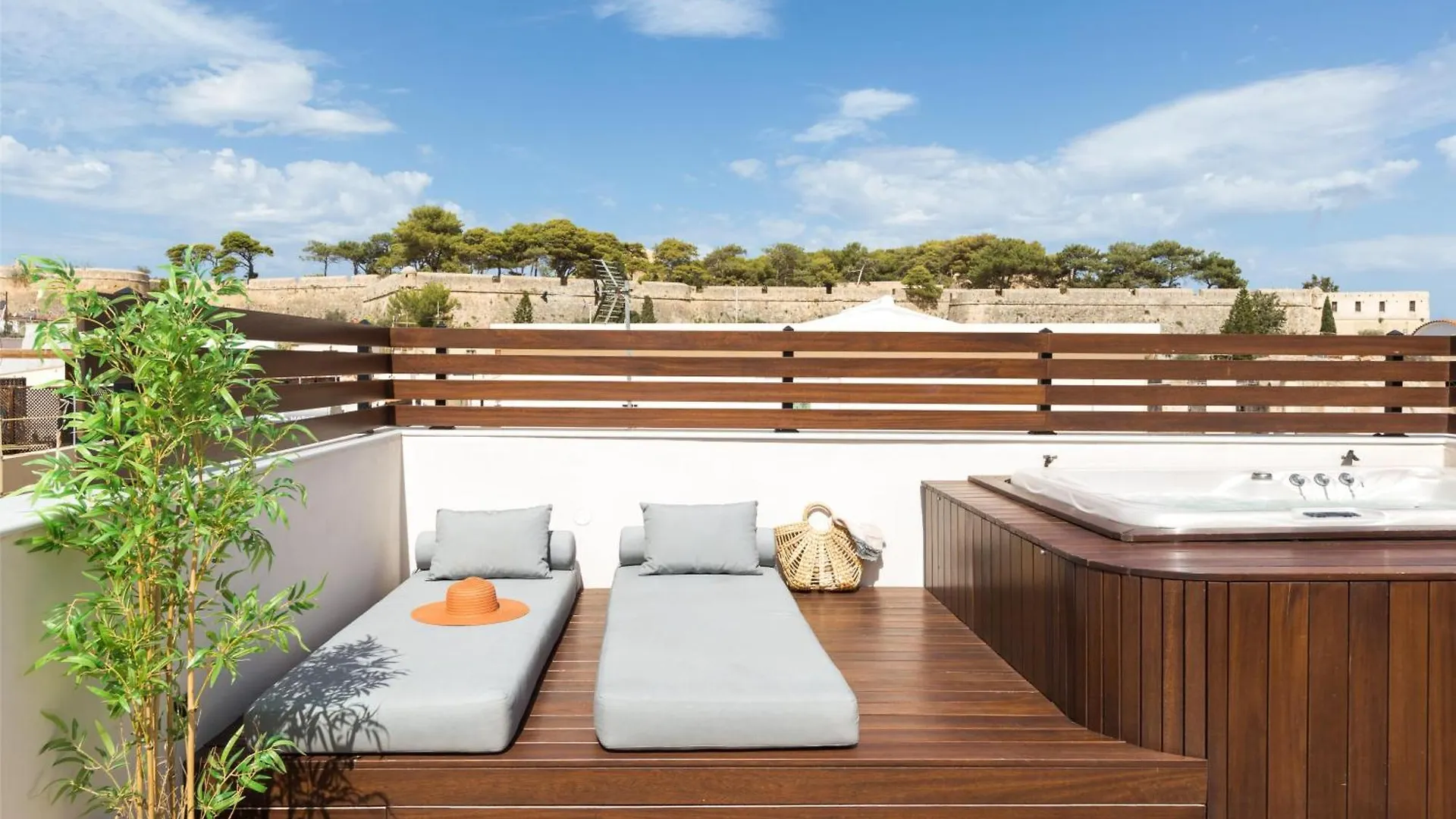 Appartement Le Bijou Luxury Upper Suite, roof garden with jacuzzi&unique views! Réthymnon